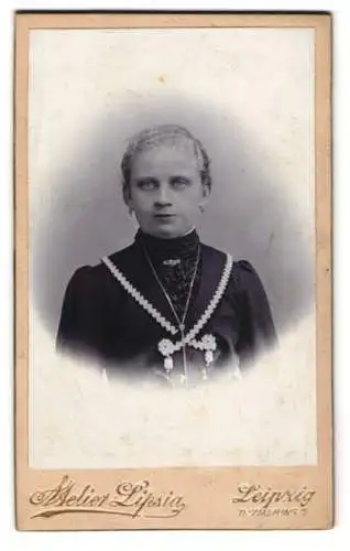 Fotografie Atelier Lipsia, Leipzig, Thomasring 15, Portrait einer Frau in hochgeschlossenem Kleid