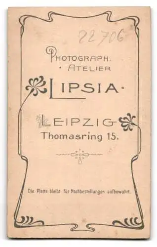 Fotografie Atelier Lipsia, Leipzig, Thomasring 15, Portrait einer Frau in hochgeschlossenem Kleid