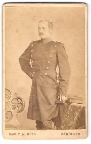 Fotografie Karl F. Wunder, Hannover, Friedrichstrasse, Eleganter Soldat in Uniform