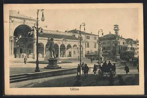 AK Udine, Strassenpartie mit Statuen