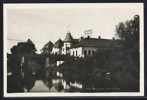 AK Beregsas, Uferpartie mit Brücke und Gasthaus