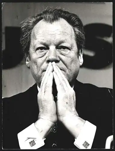 Fotografie PA Sven Simon, Bonn, Altkanzler Willy Brandt mit vor dem Gesicht verschränkten Händen