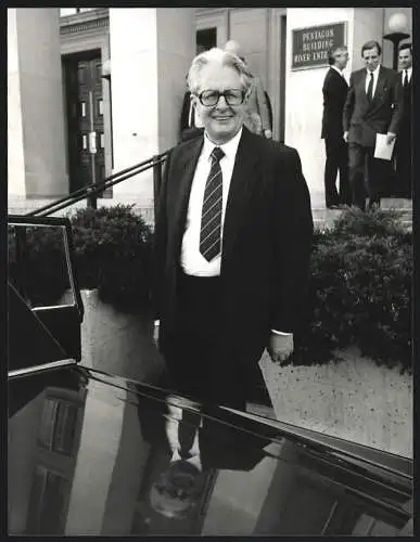 Fotografie Sven Simon, Bonn, Hans-Jochen Vogel vor dem Pentagon in Washington 1988