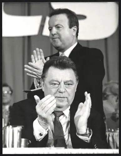 Fotografie Sven Simon, Bonn, CSU-Vorsitzender Franz Josef Strauss und CSU-Generalsekretär Georg Tandler applaudieren