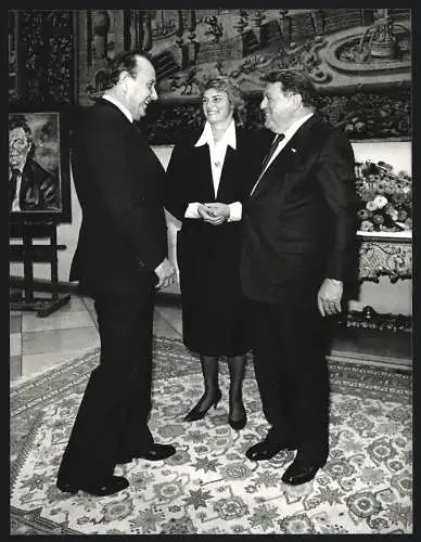 Fotografie Sven Simon, Bonn, Franz Josef Strauss mit seiner Tochter Monika und Minister H. D. Genscher