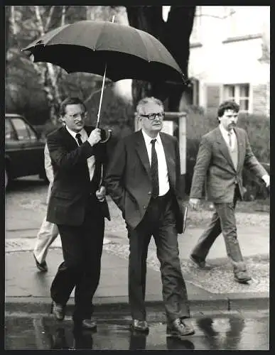 Fotografie Sven Simon, Bonn, Hans-Jochen Vogel und Günther Verheugen auf dem Weg zum Ollenhauer-Haus in Bonn