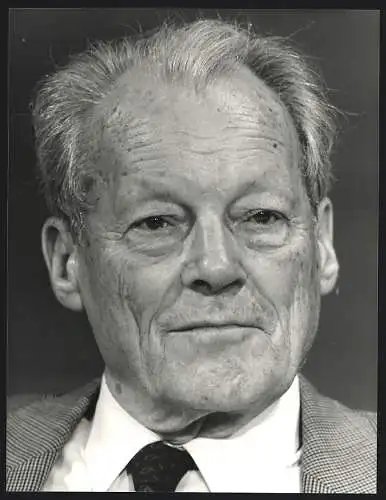 Fotografie Sepp Spiegl, Bonn, Willy Brandt in Nahaufnahme mit leichtem Lächeln