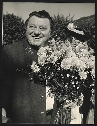 Fotografie WEREK, München, CSU-Chef Franz-Josef Strauss mit einem Blumenbouquet, 1978