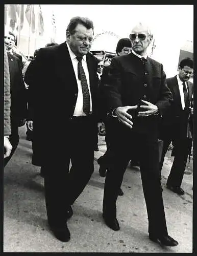 Fotografie WEREK, München, Bayerns Ministerpräsident F. J. Strauss mit dem Leiter der bayr. Staatskanzlei Edmund Stoiber