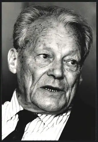 Fotografie Vario-Press, Bonn, SPD-Ehrenvorsitzender Willy Brandt in einem Gespräch