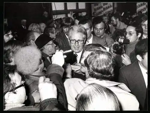 Fotografie Sven Simon, Bonn, Politiker Hans-Jochen Vogel wird um Autogramme gebeten