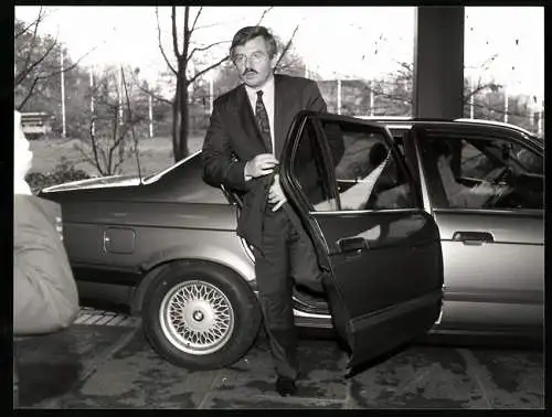 Fotografie Sepp Spiegl, Bonn, Bundeswirtschaftsminister Jürgen Möllemann steigt aus einem BMW