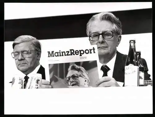 Fotografie Sven Simon, Bonn, Politiker Hans-Jochen Vogel und Helmut Schmidt auf der SPD-Bundeskonferenz in Kiel