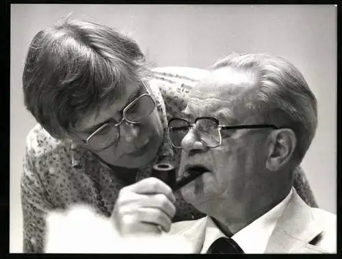 Fotografie Sven Simon, Bonn, Herbert Wehner mit seiner Frau Grete, SPD-Landesparteitag 1982 in Wiesbaden