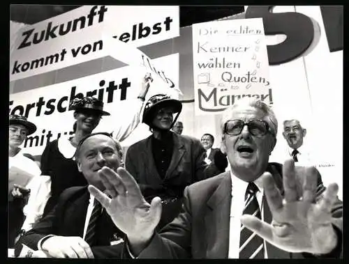 Fotografie Werek, Bonn, Politiker Hans-Jochen Vogel und Oskar Lafontaine auf dem SPD-Parteitag in Münster