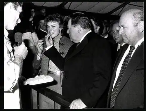 Fotografie Werek, München, Ministerpräsident Franz-Josef Strauss füttert seine Tochter mit Käsehappen