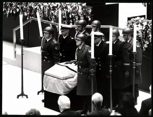 Fotografie Werek, Düsseldorf, Bundeswehroffiziere tragen den Sarg von Willy Brandt aus dem Reichstag in Berlin