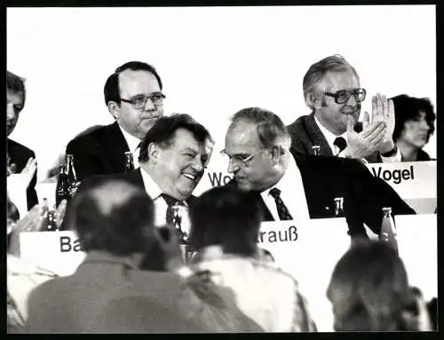 Fotografie Sven Simon, Bonn, Bundeskanzler Helmut Kohl, CSU-Vorsitzender Franz-Josef Strauss, CDU-Parteitag in Köln