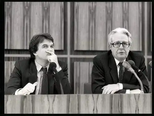 Fotografie Sven Simon, Bonn, SPD-Vorsitzender Hans-Jochen Vogel, SPD-Pressesprecher Rainer Burchardt