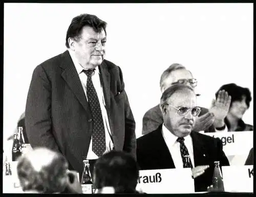 Fotografie Sven Simon, Bonn, Bundeskanzler Helmut Kohl, CSU-Vorsitzender Franz-Josef Strauss, CDU-Parteitag in Köln