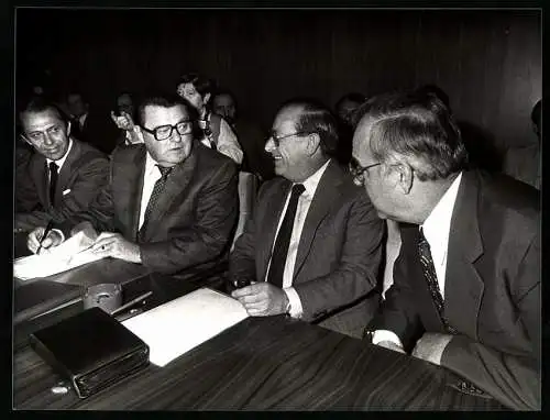 Fotografie Sven Simon, Bonn, Franz-Josef Strauss, CDU-Fraktionsvorsitzender Friedrich Zimmermann, Helmut Kohl