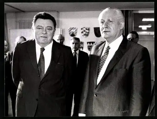 Fotografie Sven Simon, Bonn, Ministerpräsident Franz-Josef Strauss, SED-Politbüromitglied Günter Mittag