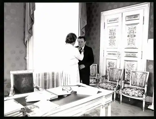 Fotografie Sven Simon, Bonn, Franz-Josef Strauss mit Gattin Marianne in seinem Büro in München