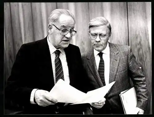 Fotografie Sven Simon, Bonn, Alt-Bundeskanzler Helmut Schmidt, SPD-Fraktionsvorsitzender Herbert Wehner