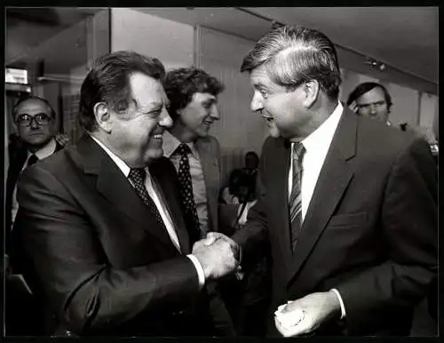 Fotografie Sven Simon, Bonn, Bayerns Ministerpräsident Franz-Josef Strauss und Kultusminister Hans Maier