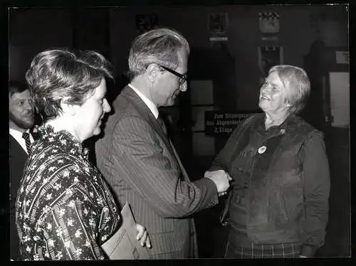 Fotografie Werek, Bonn, Hans-Jochen Vogel, Kandidatin der Alternativen Liste Ursula Schaar