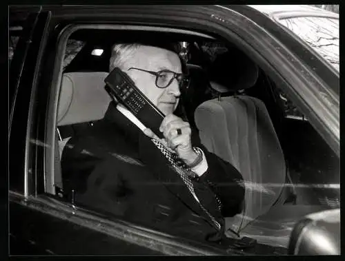 Fotografie Sepp Spiegl, Bonn, Ministerpräsident Edmund Stoiber telefoniert in seinem Dienstauto