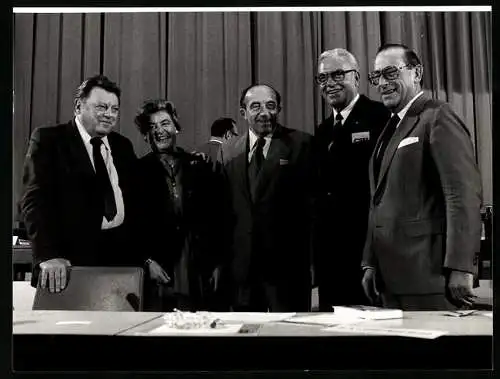 Fotografie Sven Simon, Bonn, Franz-Josef Strauss mit seinen Stellvertretern, CSU-Parteitag in München