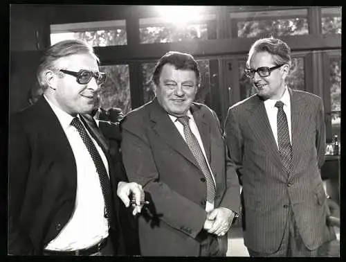 Fotografie Werek, Bonn, Franz-Josef Strauss mit Bernhard und Jochen Vogel