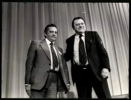 Fotografie Sven Simon, Bonn, Franz-Josef Strauss mit dem russischen Schriftsteller Wladimir Maximow