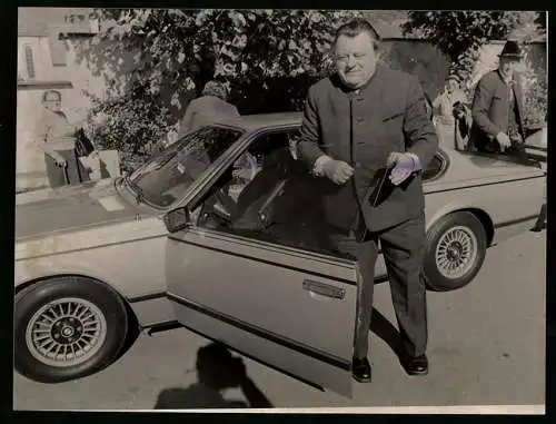 Fotografie Werek, Bonn, Franz-Josef Strauss vor seinem BMW