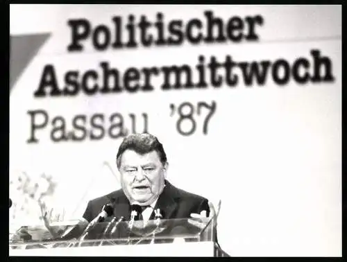 Fotografie Sven Simon, Bonn, Franz-Josef Strauss, Politischer Aschermittwoch 1987 in Passau