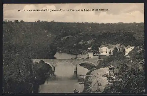 AK La Haie-Fouassière /L.-Inf., Le Pont sur la Sévre et les Coteaux