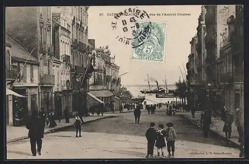 AK Saint-Nazaire, La rue de l`Amiral Courbet, Strassenpartie