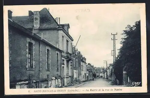 AK Saint-Nicolas-de-Redon, La Mairie et la rue de Nantes