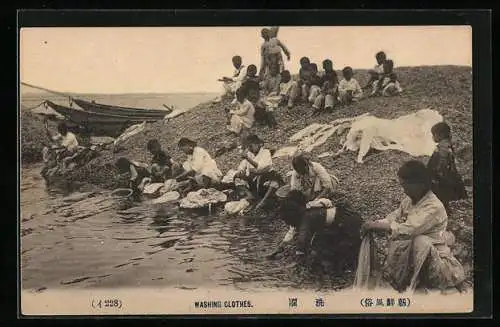 AK Japanerinnen beim Waschen an einem Ufer, Kindergruppe