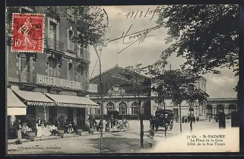 AK St. Nazaire, La Place de la Gare, cote de la Rue Thiers, Bahnhof