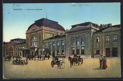 AK Tarnow, Bahnhof mit Vorplatz, Kutschen, Automobile, Dworzec kolejowy