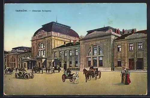 AK Tarnow, Bahnhof mit Vorplatz, Kutschen, Automobile, Dworzec kolejowy