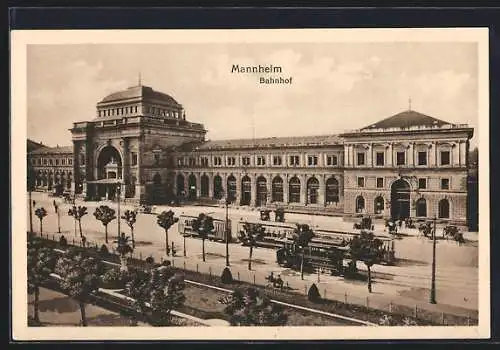 AK Mannheim, Bahnhof mit Strassenbahnen