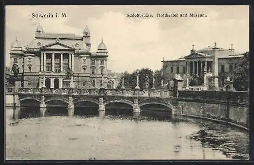 AK Schwerin i. M., Schlossbrücke, Hoftheater und Museum