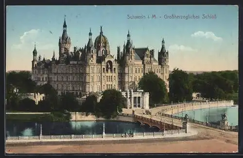 AK Schwerin / Mecklenburg, Grossherzogliches Schloss mit Brücke und Leuten