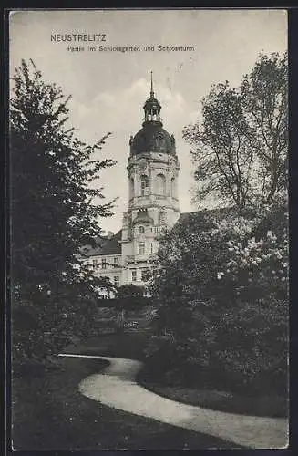 AK Neustrelitz, Partie im Schlossgarten mit Blick zum Schlossturm