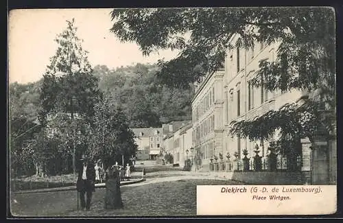 AK Diekirch, Place Wirtgen, Fassade mit Spaziergängern