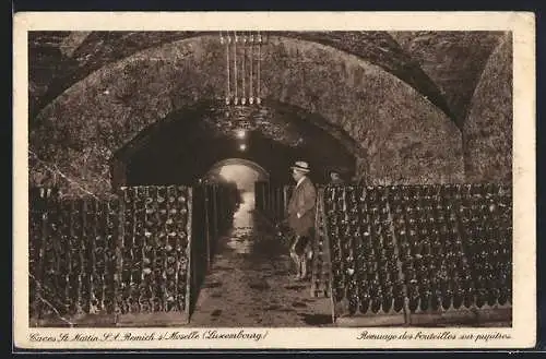 AK Remich s /Moselle, Caves St. Martin, Remuage des bouteilles sur pupitres