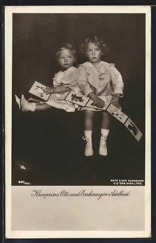 AK Kronprinz Otto von Österreich und Erzherzogin Adelheit, Kinderfoto mit Bilderbuch